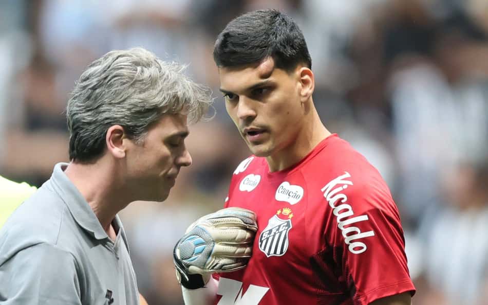 Goleiro do Santos leva pancada na cabeça e sai de campo de ambulância