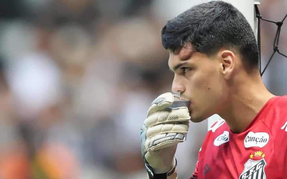 Santos atualiza boletim médico de Gabriel Brazão; goleiro deixou o gramado de ambulância