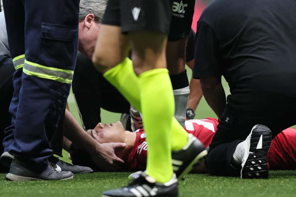 Gabriel Brazão deixa o gramado da Arena MRV de ambulância. (Foto: Gilson Lobo/AGIF)