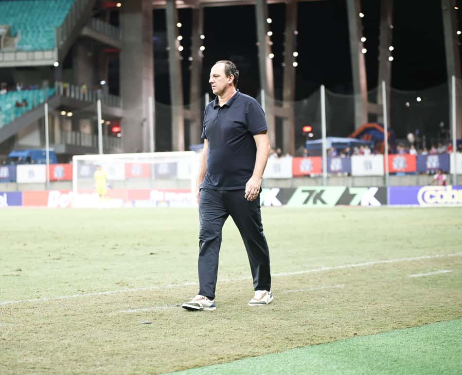 Rogério Ceni à beira do gramado em duelo contra o Cruzeiro (Foto: Marcio Jose/AGIF)