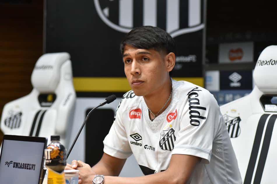 Alexis Duarte foi apresentado na última terça-feira (16) na Vila Belmiro. (Foto: Jota Erre/AGIF)