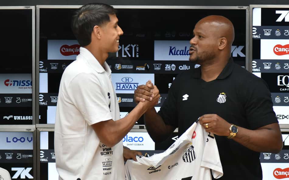 Santos apresenta novo reforço ao lado de Domingos, o 'último zagueiro'