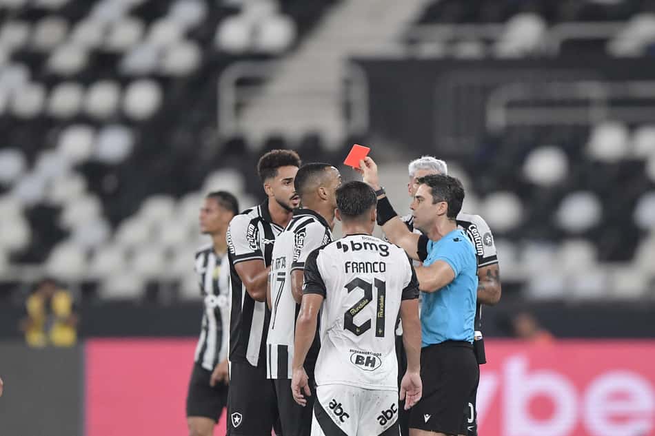 Chris Ramos, do Botafogo, foi expulso contra o Atlético-MG (Foto: Thiago Ribeiro/AGIF)