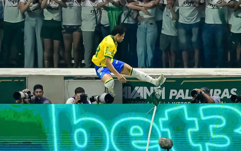 Veiga responde críticas após má fase no Palmeiras: 'Me considero titular'