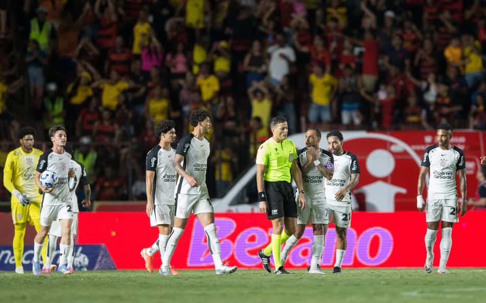 Maycon lamenta desatenções em derrota do Corinthians para o Sport