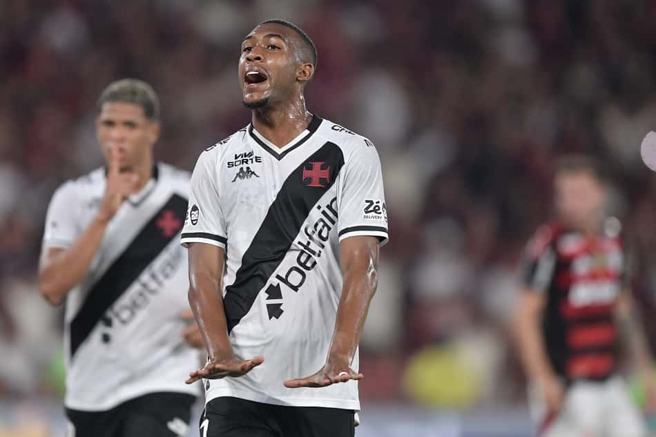 RJ - RIO DE JANEIRO - 21/09/2025 - BRASILEIRO A 2025, FLAMENGO X VASCO - Rayan jogador do Vasco comemora seu gol durante partida contra o Flamengo no estadio Maracana pelo campeonato Brasileiro A 2025. Foto: Thiago Ribeiro/AGIF