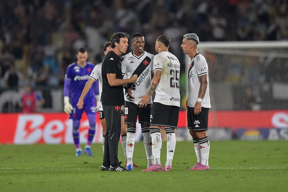 Robert Renan, do Vasco, entrou em protocolo de concussão (Foto: Thiago Ribeiro/AGIF)