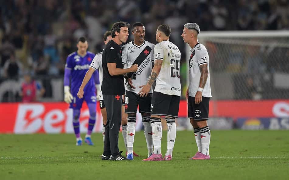 Zagueiro do Vasco se recusa a ser substituído após choque de cabeça; veja