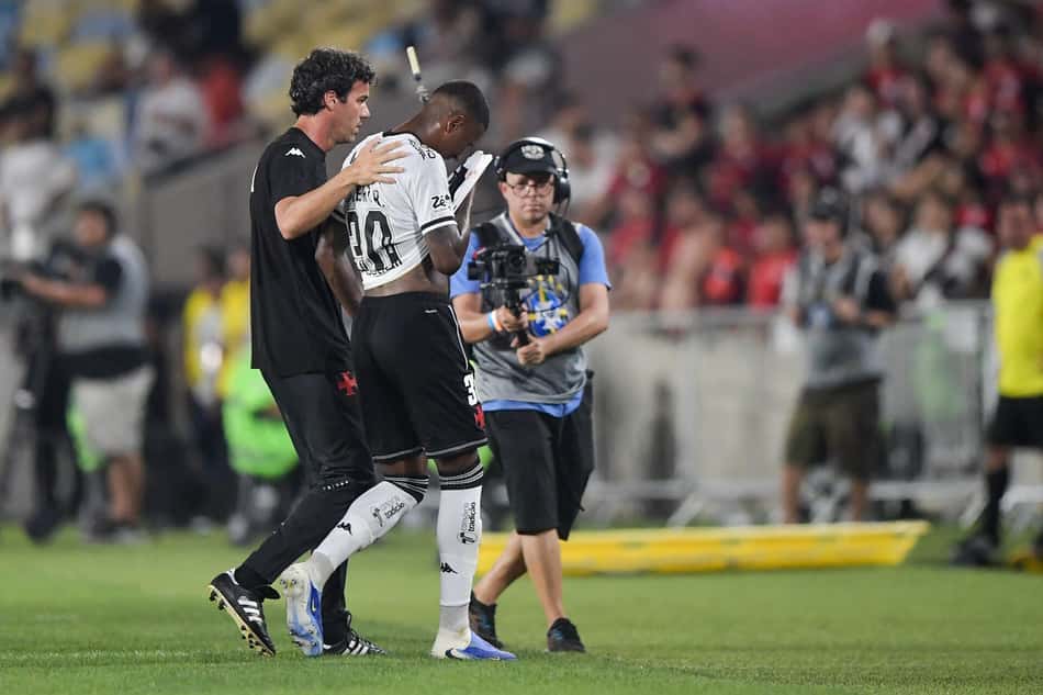 Robert Renan, do Vasco, entrou em protocolo de concussão (Foto: Thiago Ribeiro/AGIF)