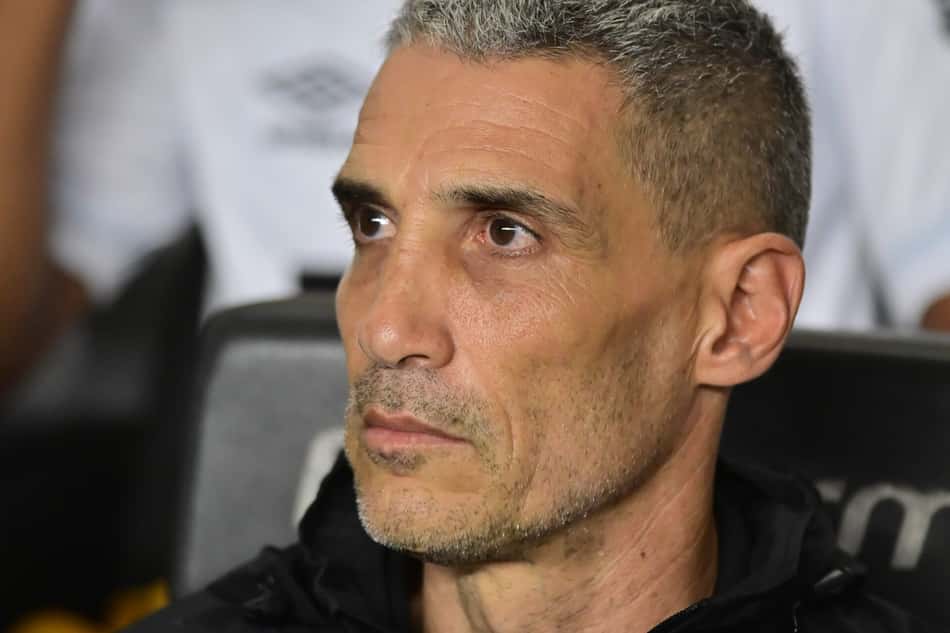 Vojvoda conquista a primeira vitória no comando do Santos no clássico contra o São Paulo. (Foto: Jota Erre/AGIF)