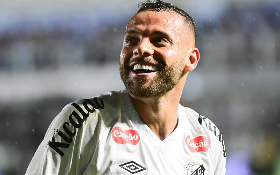 Guilherme vibra após decidir clássico pelo Santos: 'Dias difíceis'