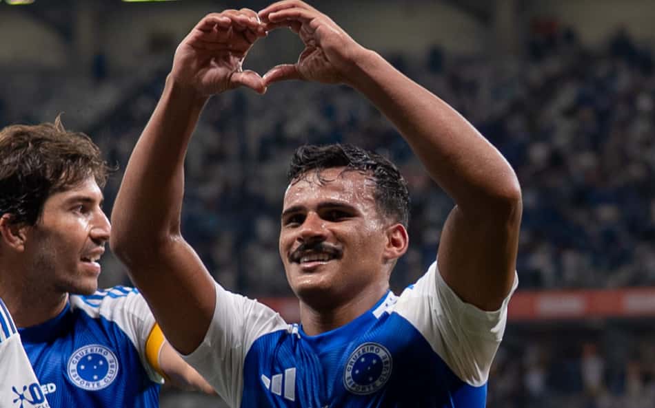 Kaiki comemora segundo gol pelo Cruzeiro na importante vitória sobre Bragantino