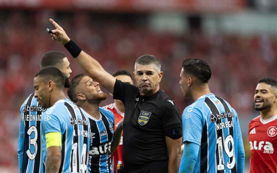 Áudios do VAR revelam mudança de decisão em pênalti no Gre-Nal: 'Imprudente'
