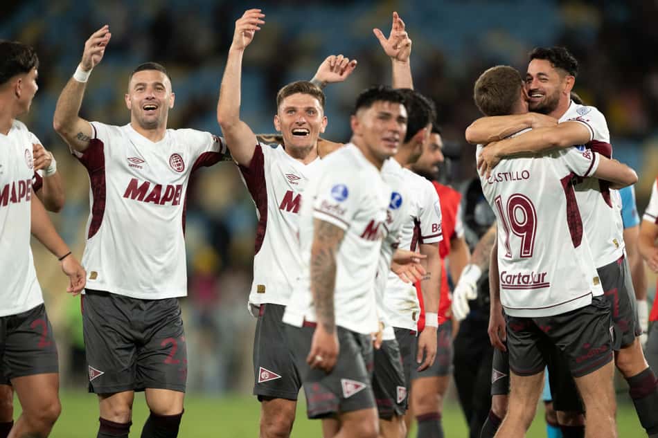 Lanús comemora classificação contra o Fluminense no Maracanã (Foto:  Jorge Rodrigues/AGIF)