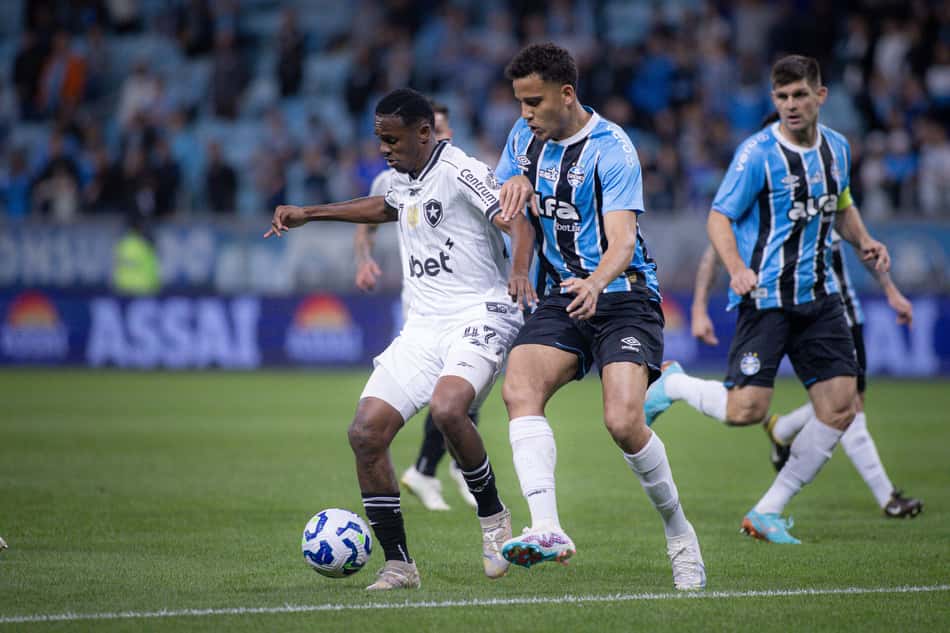 Gustavo Martins e Jeffinho em Grêmio x Botafogo (Foto: Maxi Franzoi/AGIF)