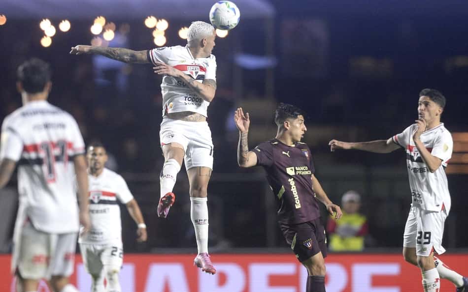 Conmebol divulga áudio do VAR de gols anulados em eliminação do São Paulo