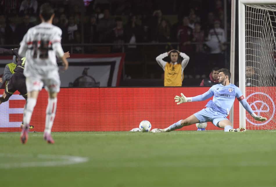 LDU vence o São Paulo por 1 a 0, no Morumbis. (Foto: Alan Morici/AGIF)