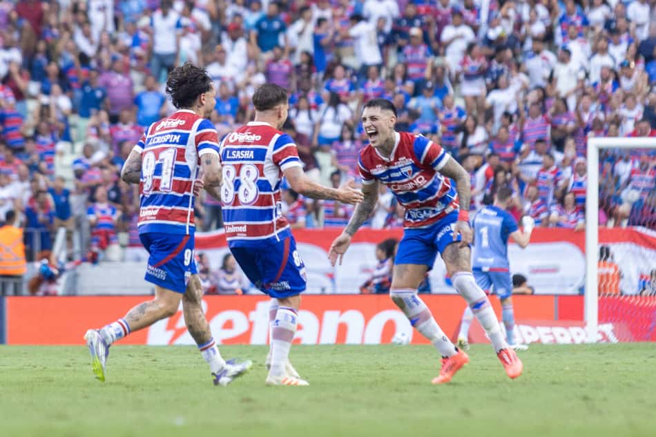 Lucas Sasha comemora gol do Fortaleza contra o Sport (Foto: Lucas Emanuel/AGIF)
