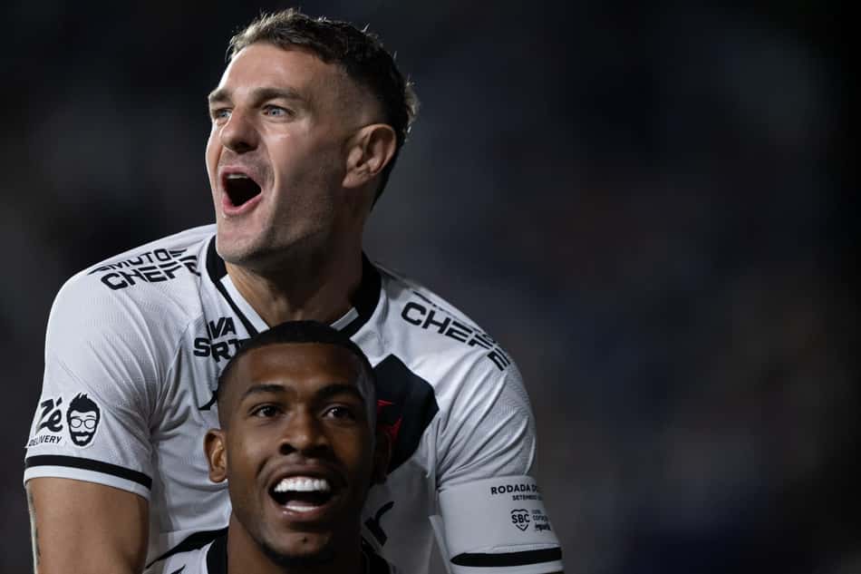 Vegetti e Rayan comemoram gol do Vasco contra o Cruzeiro (Foto: Jorge Rodrigues/AGIF)