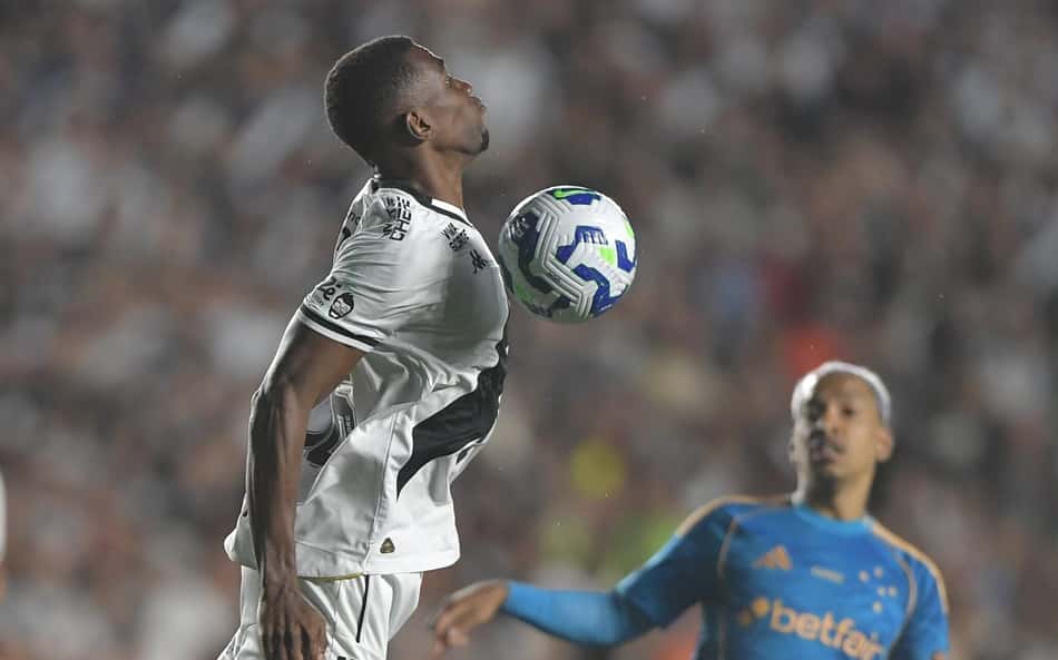 Vasco volta a vencer sem sofrer gols após mais de um mês e celebra novo momento defensivo