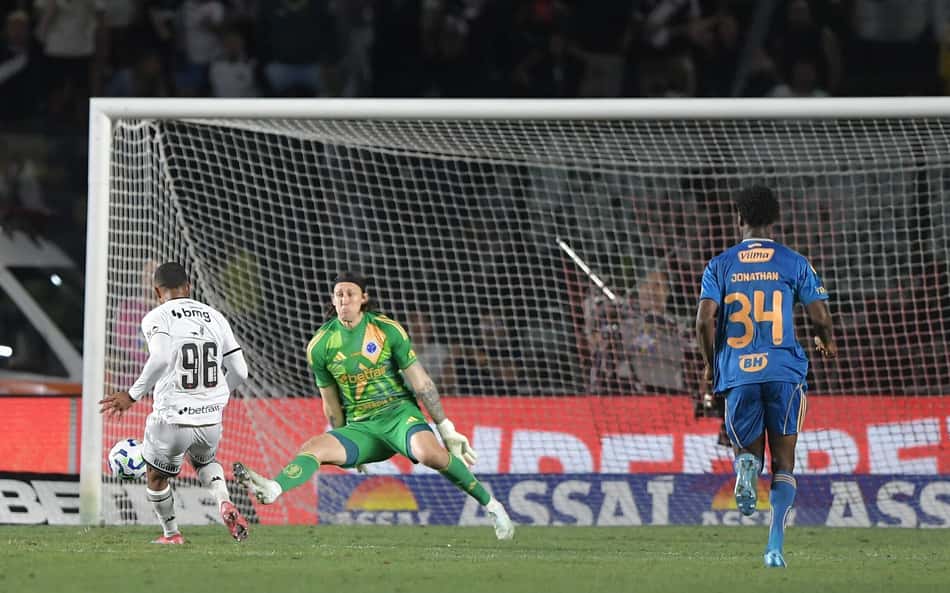 Vasco derrota Cruzeiro por 2 a 0 e sobe três posições no Brasileirão; veja os lances