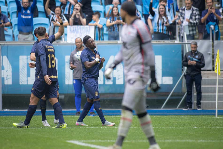 Amuzu marca segundo gol do Grêmio contra o Vitória (Foto: Maxi Franzoi/AGIF)