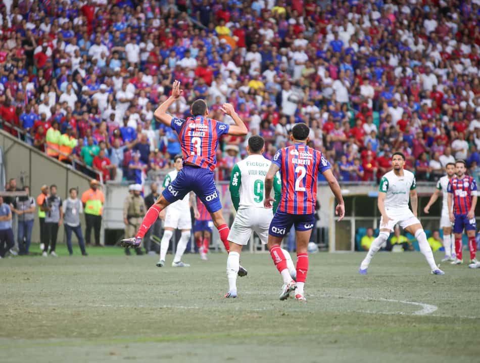 Vitor Roque fica preso na marcação implacável do Bahia (Foto: Marcio Jose/AGIF)