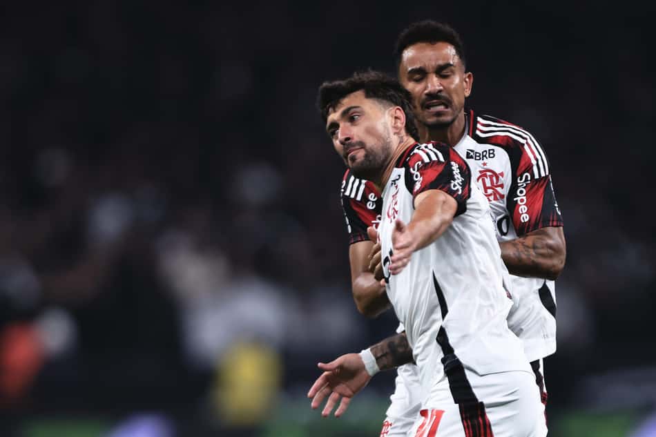 Arrascaeta comemora gol do Flamengo diante do Corinthians (Foto: Ettore Chiereguini/AGIF)