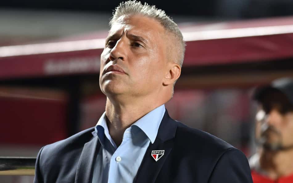 Hernán Crespo evita entrar em assuntos políticos e analisa derrota do São Paulo