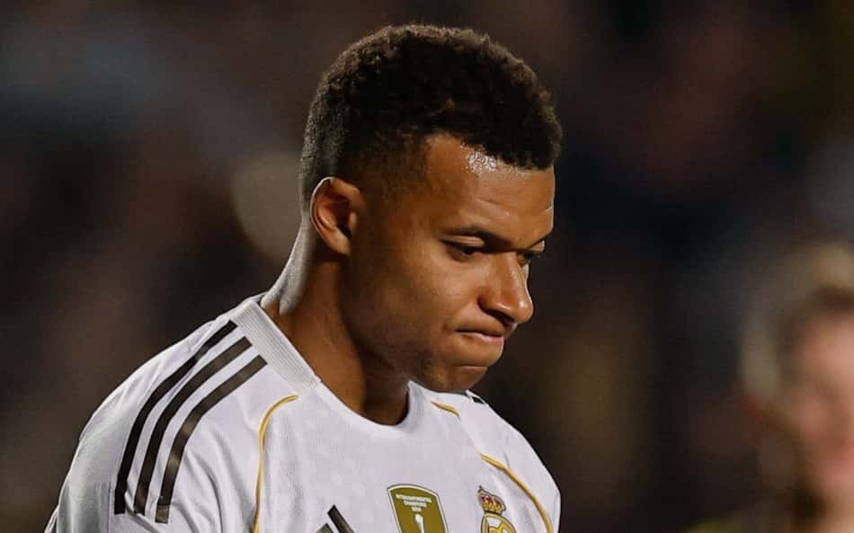 Web se revolta com gol perdido por Mbappé após passe de Vini Jr: 'De propósito'