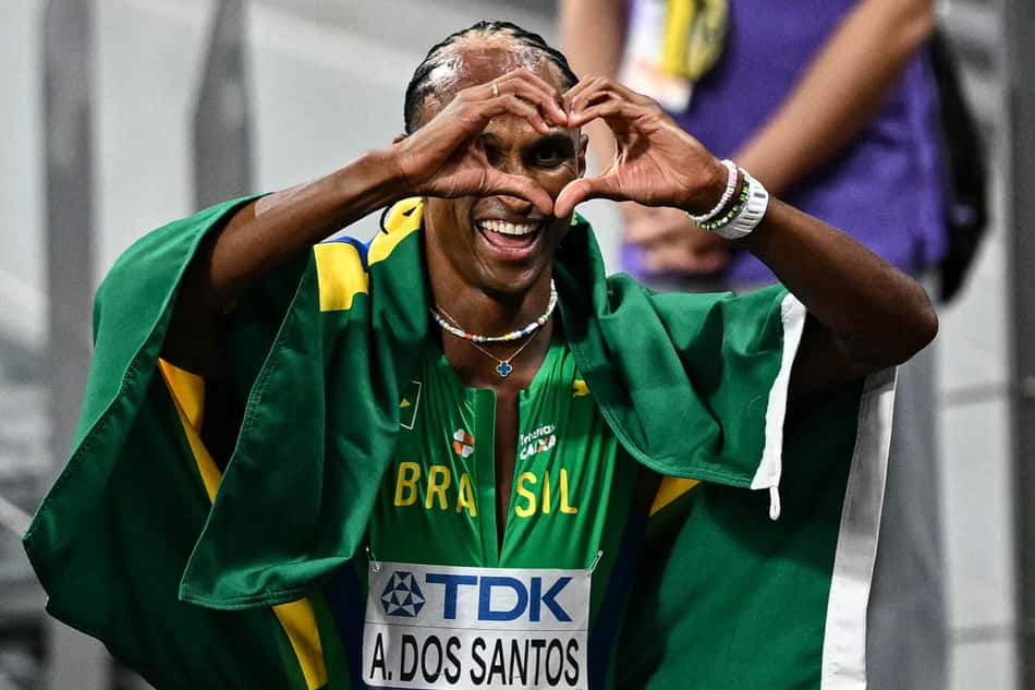 Alison dos Santos foi medalha de prata nos 400m com barreiras do Mundial de Tóquio (Foto: Philip Fong/ AFP)
