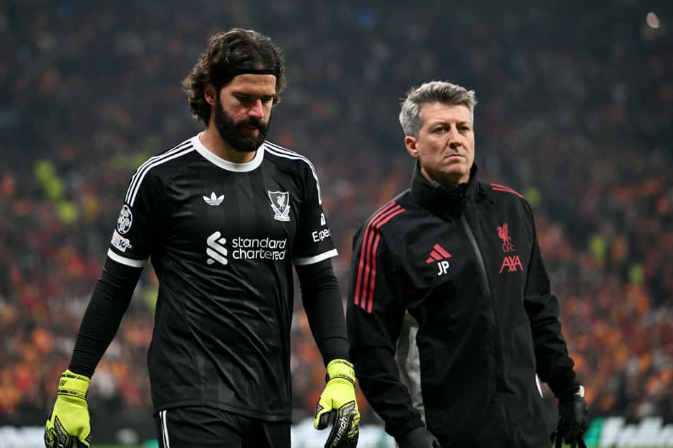 Com lesão na posterior da coxa, Alisson deixou o campo na partida entre Liverpool e Galatasaray (Foto: Ozan Kose/AFP)