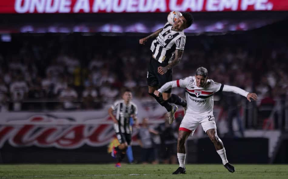 Allan Franco jogador do Sao Paulo disputa lance com Igor Jesus jogador do Botafogo durante partida no estadio Morumbi pelo campeonato Copa Libertadores 2024. Foto: Ettore Chiereguini/AGIF