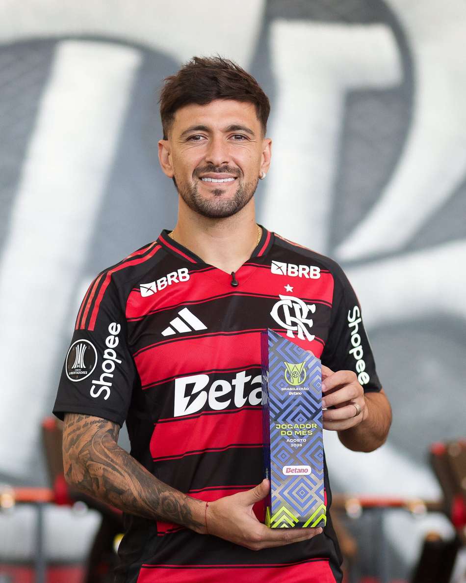 Giorgian de Arrascaeta, do Flamengo, recebe prêmio de melhor jogador de agosto do Brasileirão (Foto: Gilvan de Souza/Flamengo)