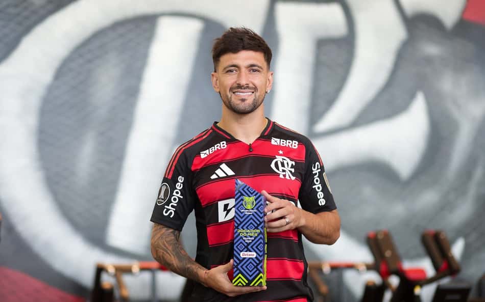 Arrascaeta, do Flamengo, é eleito melhor jogador do Brasileirão em agosto