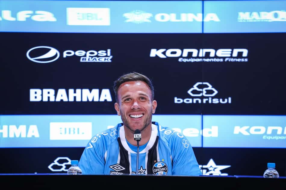 Arthur sorri durante entrevista coletiva de apresentação no Grêmio (Foto: Lucas Uebel/Grêmio FBPA)