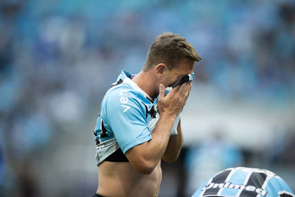 Arthur cabisbaixo após a derrota do Grêmio para o Mirassol. (Foto: Liamara Polli/Grêmio FBPA)