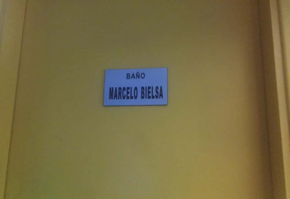 Banheiro Marcelo Bielsa, inaugurado na rádio Oceano