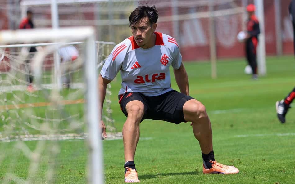 Internacional terá mudanças na defesa para quarta-feira (1ª)
