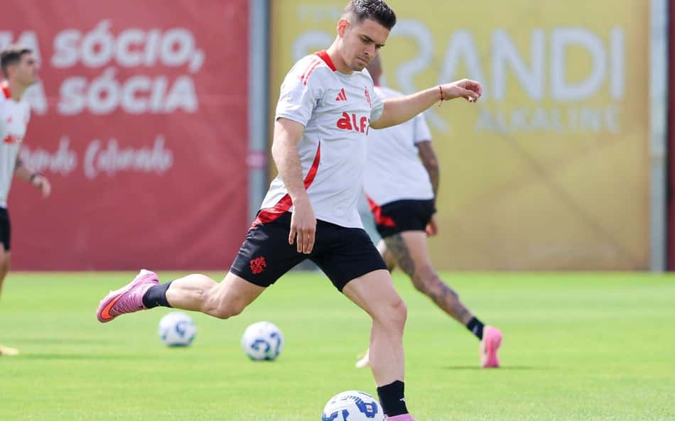 Atacante volta a trabalhar com bola no Internacional