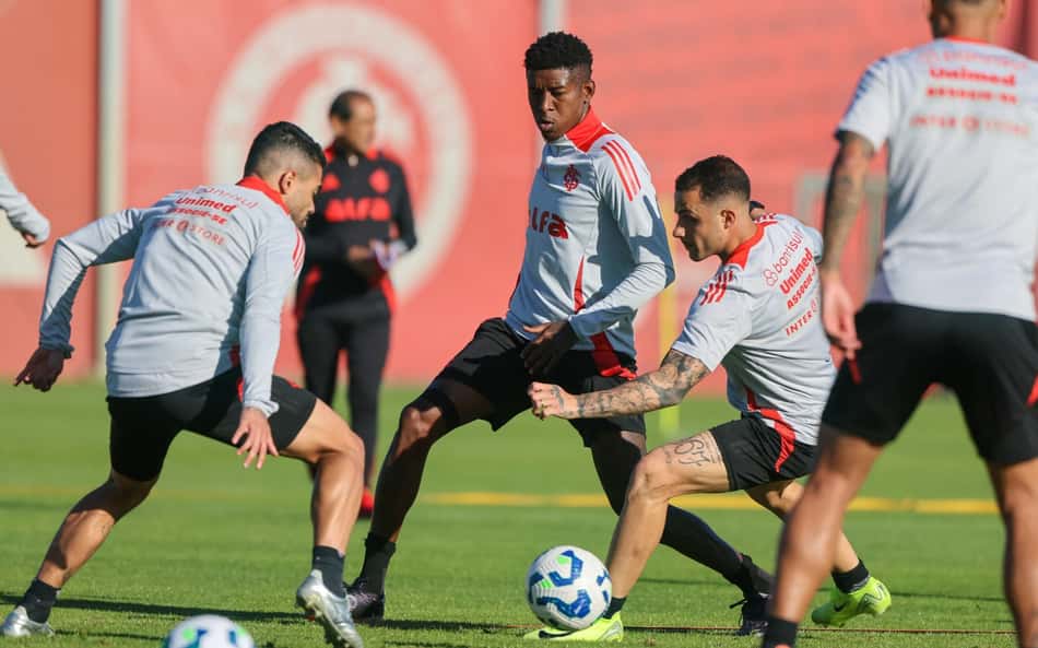 Boa notícia: lateral-direito volta ao grupo do Internacional