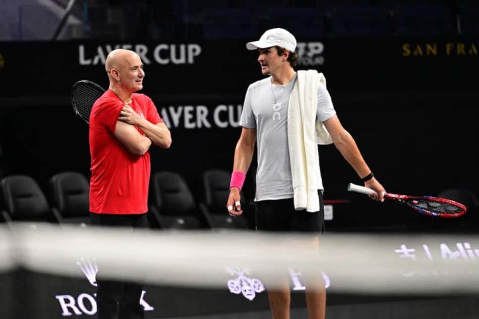 Joao Fonseca conversa com Andre Agassi (Foto: : Ben Solomon/Laver Cup)