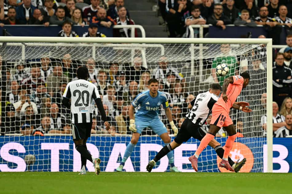 Cabeceio de Marcus Rashford em jogo pela Champions League entre Barcelona e Newcastle (Foto: Oli SCARFF / AFP)