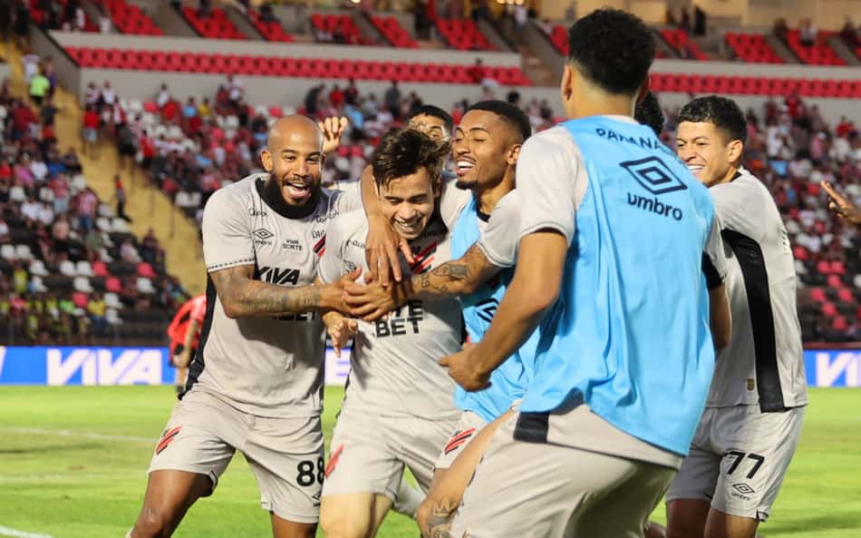 Puskás? Dudu faz golaço em Botafogo-SP x Athletico e é comparado a Messi