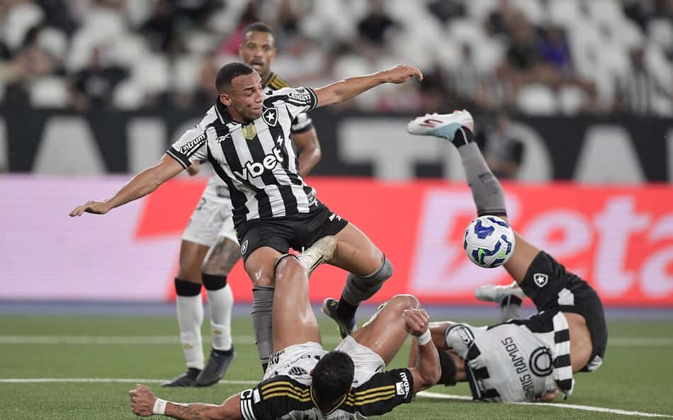 Especialista esclarece polêmica de arbitragem em Botafogo x Atlético-MG