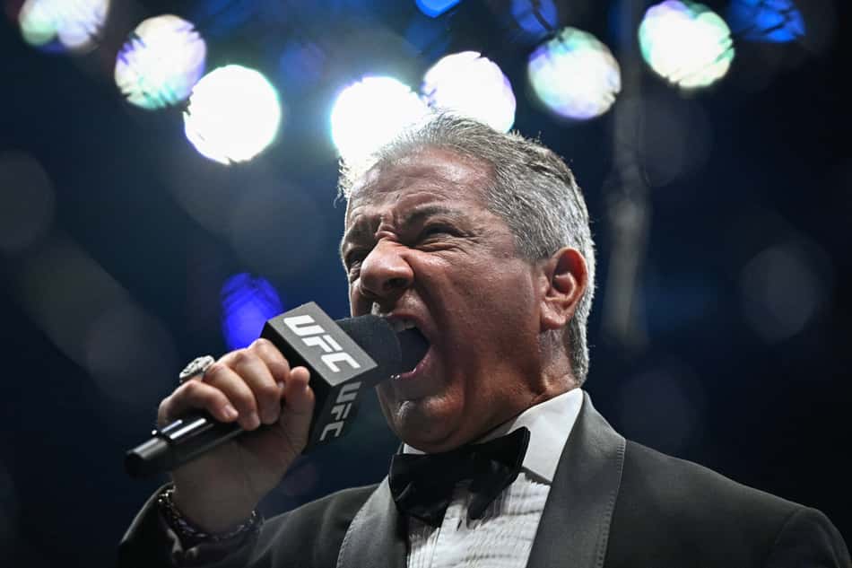 Bruce Buffer anuncia luta no microfone durante o UFC Paris