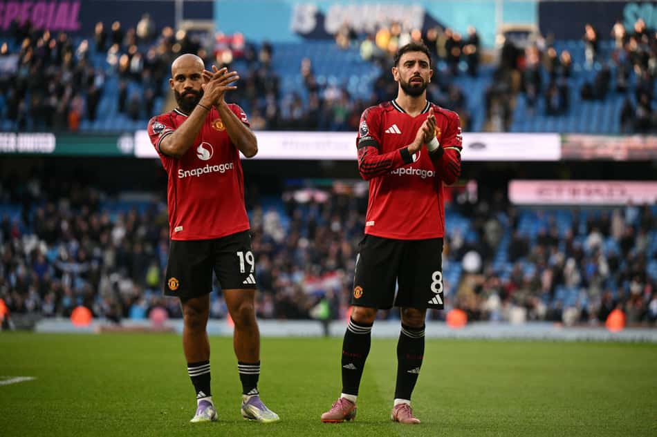 Bruno Fernandes e Mbeumo após a derrota do Manchester United para o City (Foto: Oli Scarff/AFP)