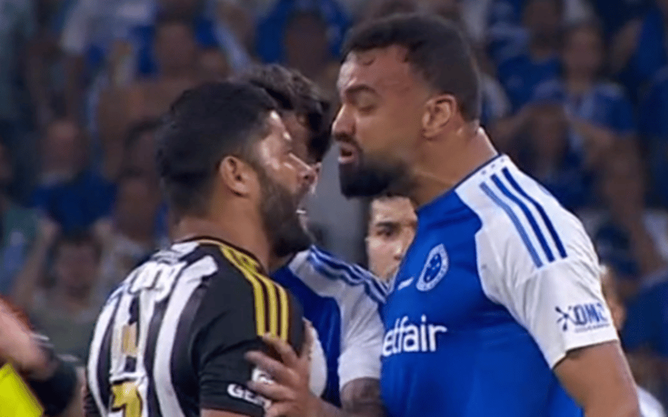 Lance entre Hulk e Fabrício Bruno repercute na web: 'Impressionante a marra' 