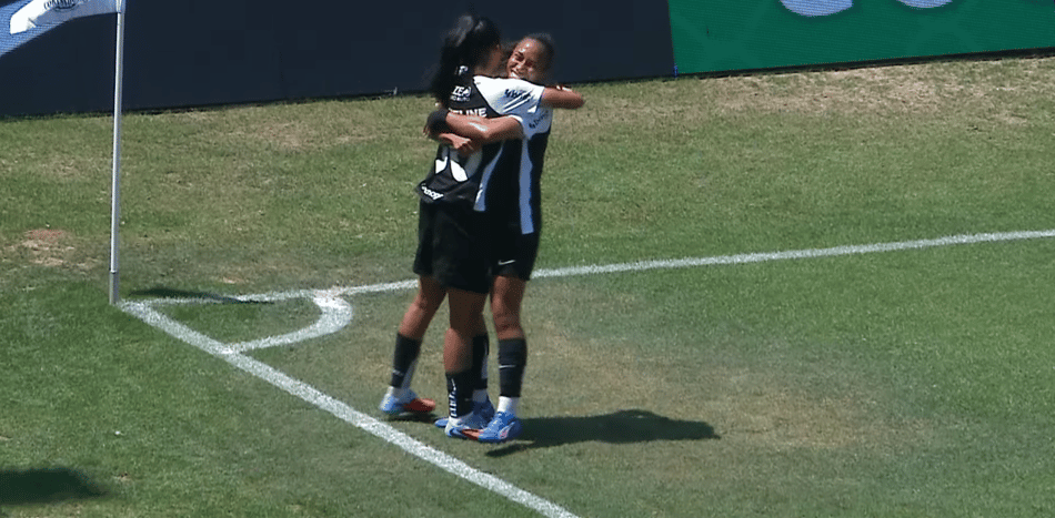 Autora do gol, Jaqueline comemora o gol com Thais Ferreira, do Corinthians (Foto: Reprodução/CazéTV)