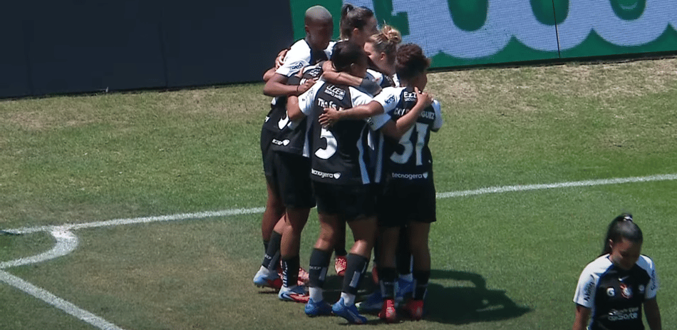 O Corinthians comemora o gol de Jaqueline em cima do Santos, pela 9ª rodada do Paulistão Feminino (Foto: Reprodução/CazéTV)